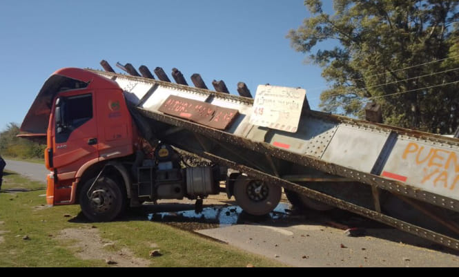 Un Camionero de Chivilcoy provocó la destrucción total del puente del Ferrocarril Belgrano.