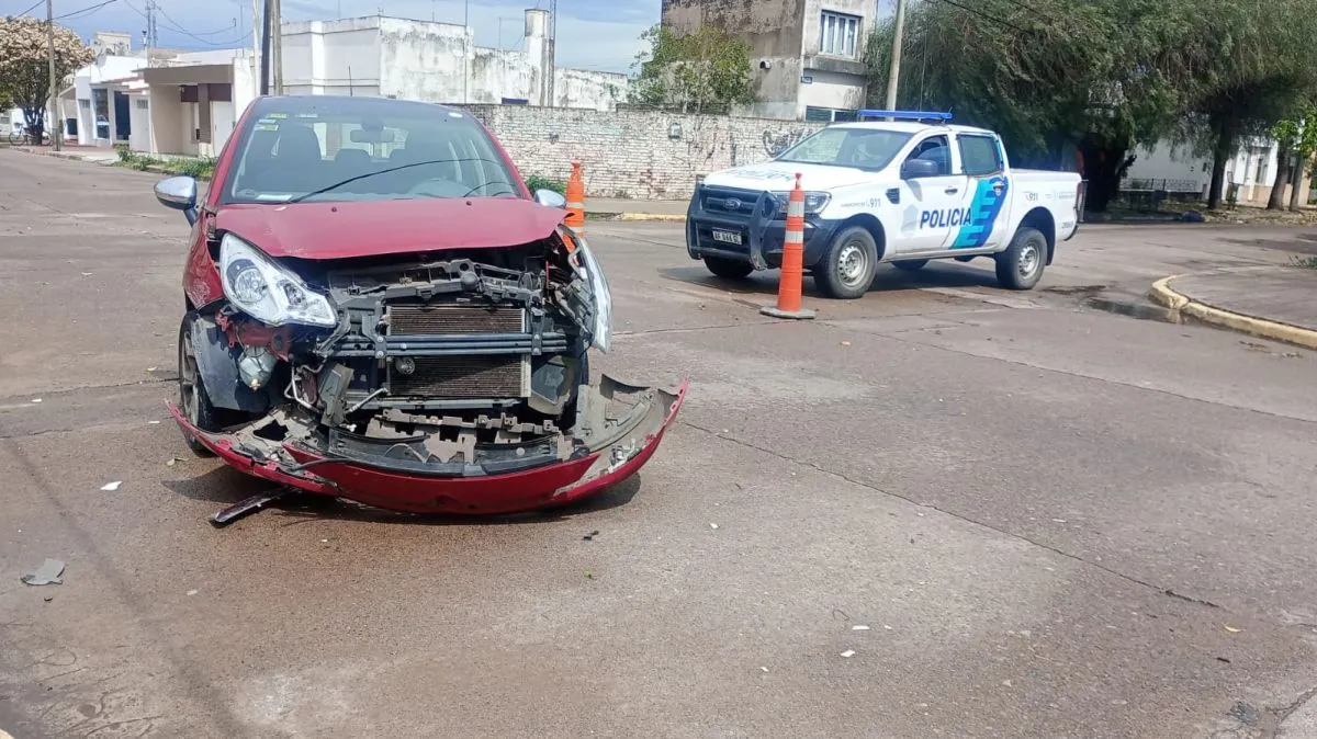 Bolívar: una mujer hospitalizada tras un fuerte choque en la esquina de Paso y Boer