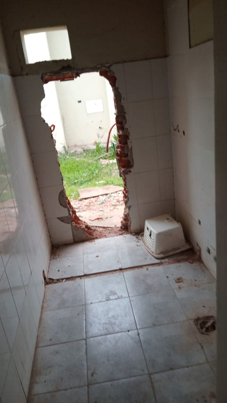 Reclamo de vecinos por la falta de entrega y desmantelamiento de 46 viviendas