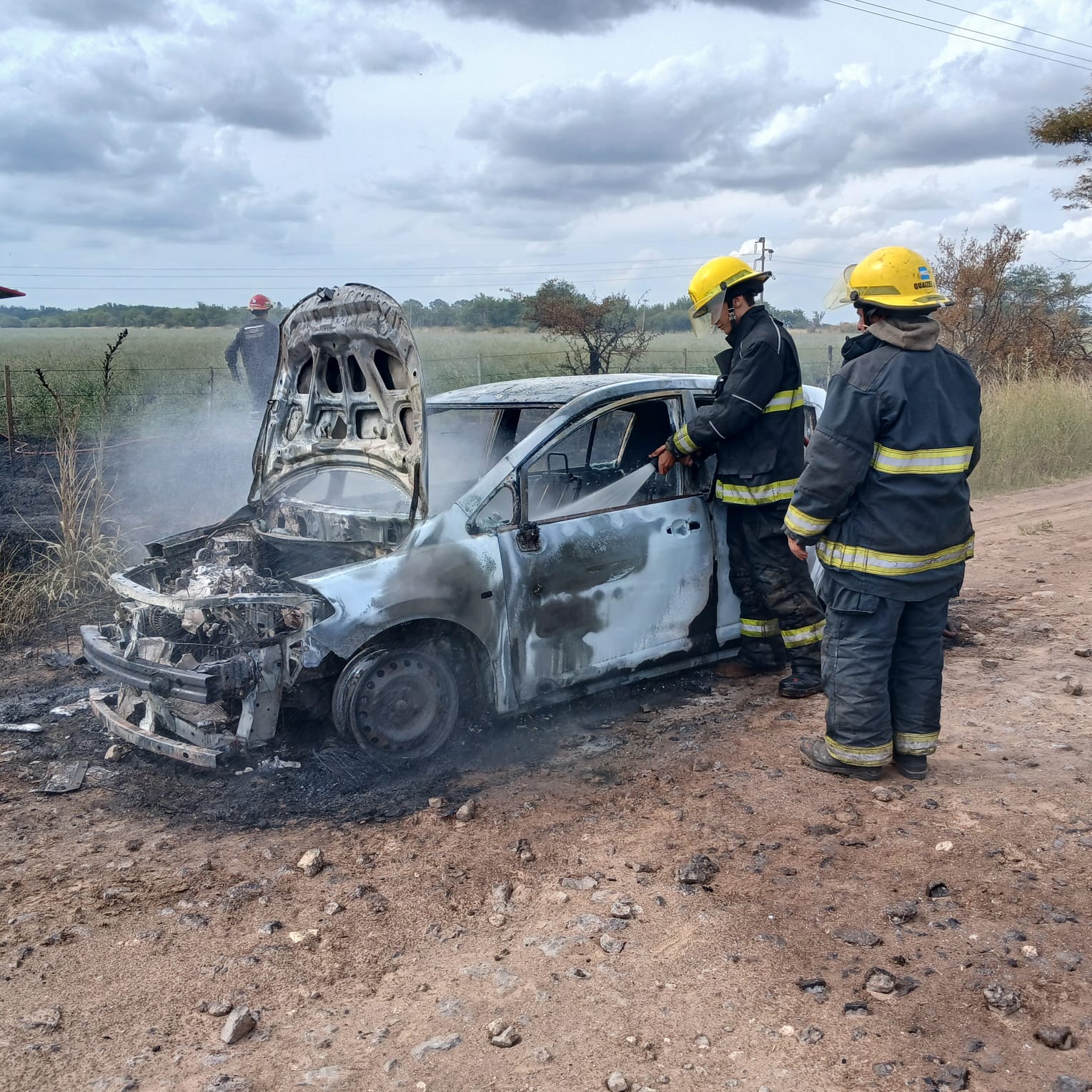 Incendio vehicular y forestal: Otro siniestro de un automóvil con pérdidas totales y expansión del fuego hacia un campo lindero