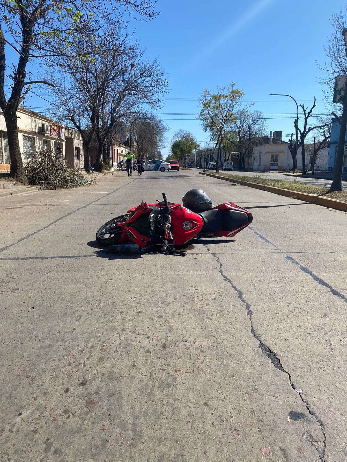 Un joven motociclista perdió la vida tras caer a la cinta asfáltica