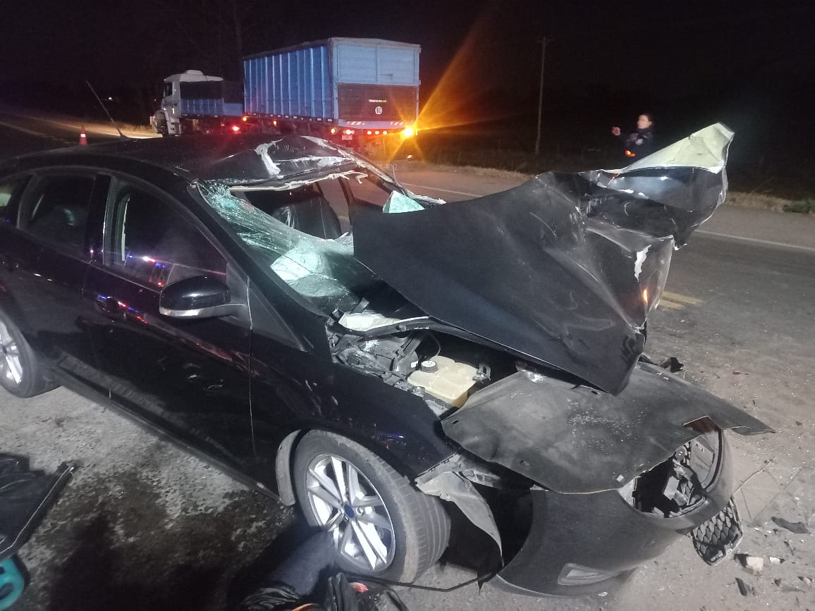 Una mujer falleció como consecuencia de un choque entre un automóvil y un camión en la ruta 5