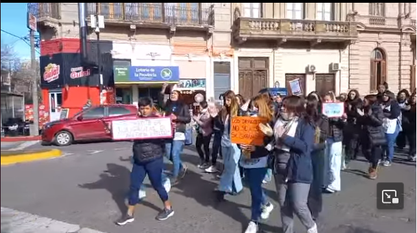 “Desde el mes de diciembre que no tenemos aumentos, estamos desempeñándonos en condiciones bastante deplorables haciendo un trabajo que se encuentra muy precarizado”