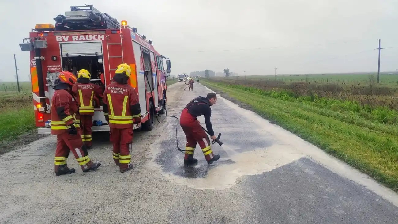 Ruta 30: bomberos limpiaron la calzada tras el vuelco de una camioneta
