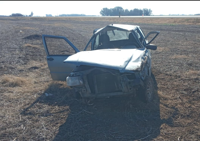 Despiste y posterior vuelco de un automóvil en la Ruta Nº 30