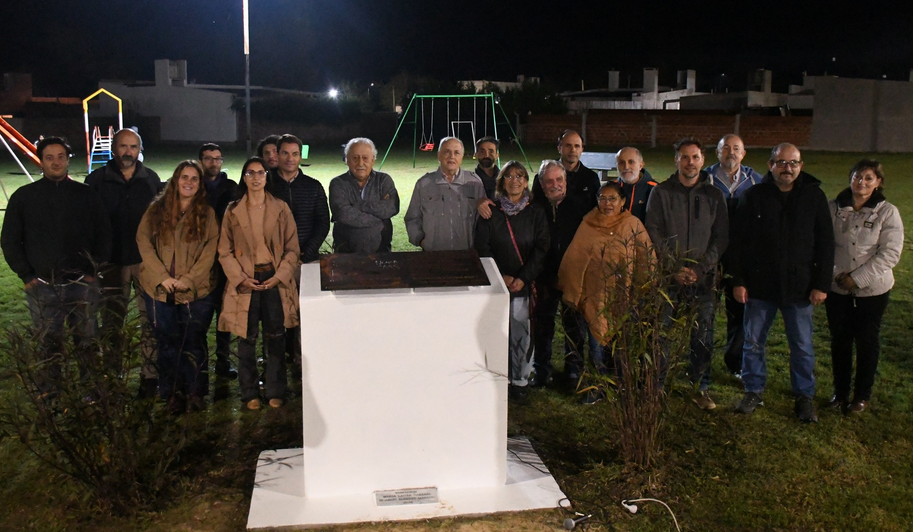 Inauguraron un monolito en homenaje al Fiscal General de la Nación, Julio César Strassera en la plazoleta que lleva su nombre