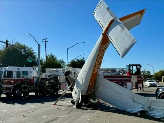 Una avioneta cayó en plena calle de California: tres pasajeros resultaron con heridas leves