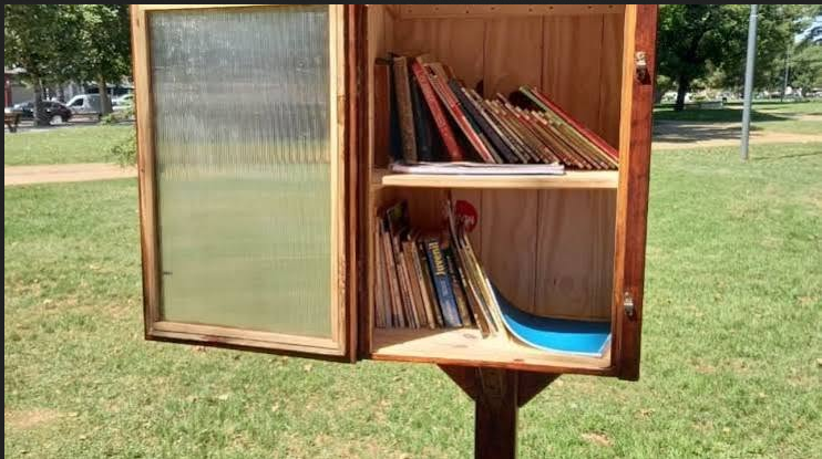 Vandalizaron la “casita de los libros” en la plaza 25 de Mayo