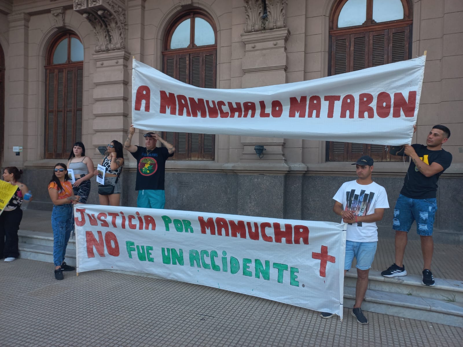 Los manifestantes dejaron un claro mensaje en la marcha: “No fue un accidente” y “ A Mamucha lo mataron”