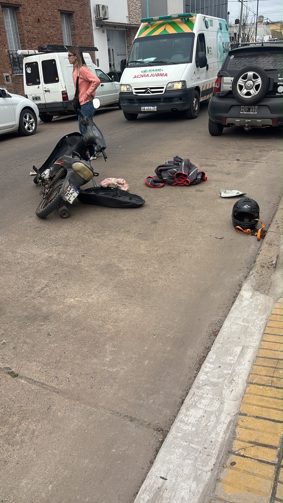 Accidente en Chivilcoy: motociclista trasladado tras colisión en 25 de Mayo y Ayacucho