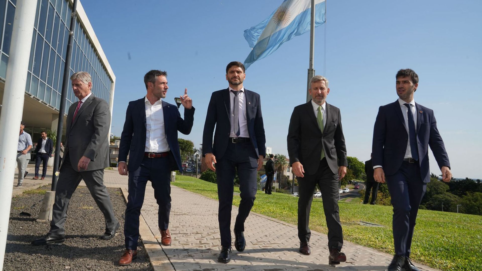 Doce gobernadores se reunirán con Diego Santilli y Luis Caputo en Buenos Aires