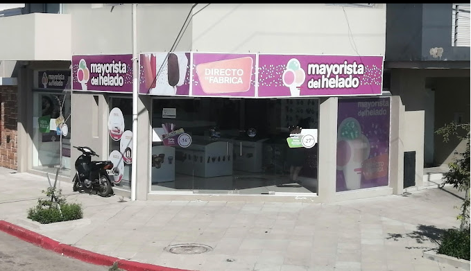 Destrozan a patadas la puerta de una heladería mayorista para robar