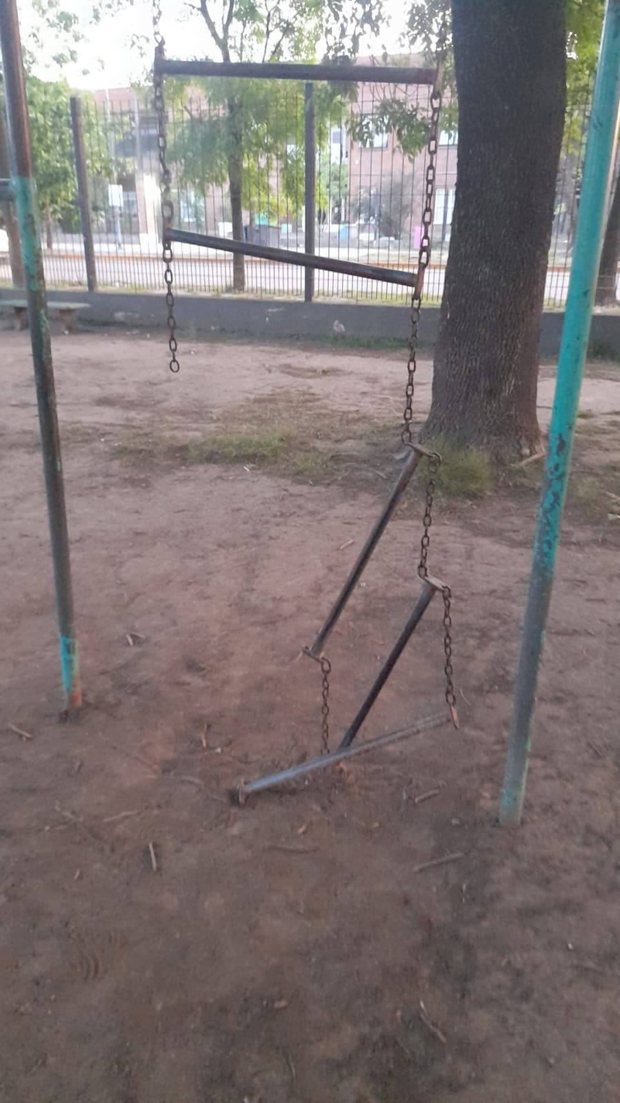 “Es triste ver el Parque Infantil así: juegos rotos, bancos destruidos y en un total estado de  abandonado”