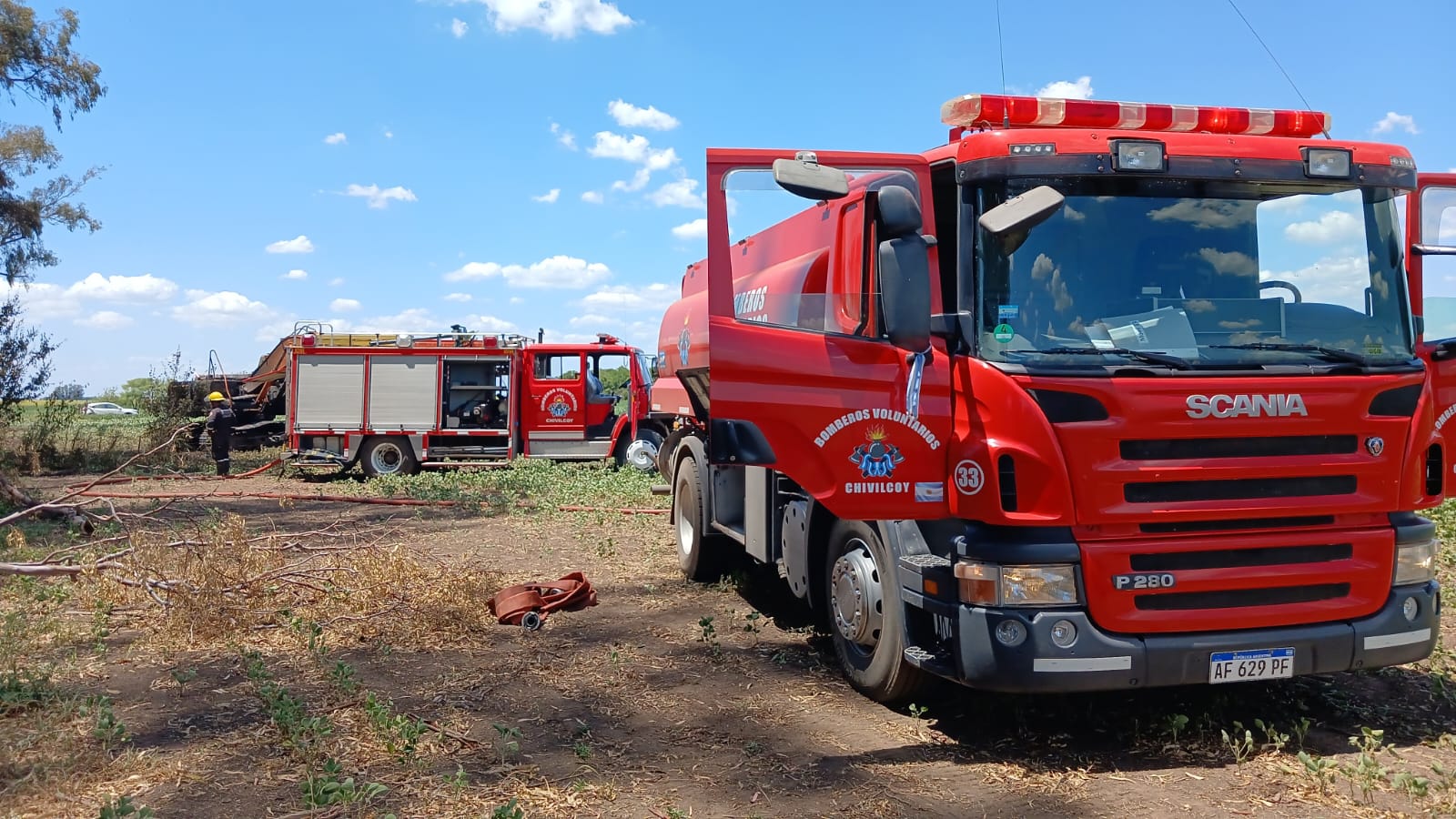 Tres dotaciones de bomberos y un cisterna de Mom trabajaron en un incendio de retroexcavadora y pastizales