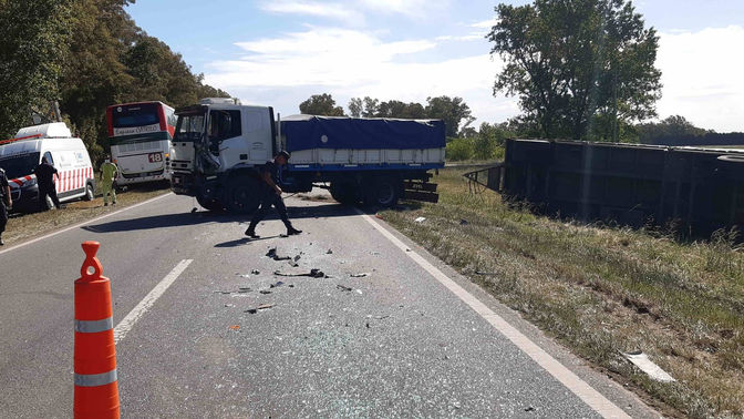 Derrame químico en la ruta por vuelco del acoplado de un camión