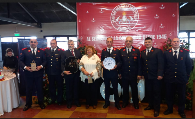 Los Bomberos Voluntarios celebraron un nuevo cumpleaños con un emotivo acto, desfile institucional y acompañamiento de cuarteles foráneos.