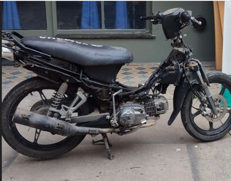 Dos motociclistas protagonizaron un siniestro vial con una moto robada: uno de ellos está internado en Terapia Intensiva, el otro se fugó pero fue aprehendido