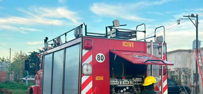 Bomberos extinción incendio de una vivienda y rescataron a una mascota