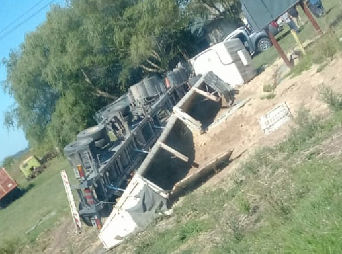 Triple choque en la ruta 5 con dos camiones y un automóvil involucrados