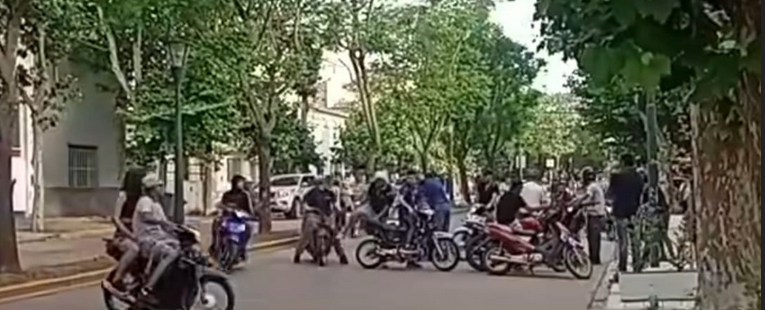 Amigos despidieron al joven en moto tirando cortes frente al velatorio: algunos familiares aprobaron lo sucedido y una madre se indignó por el episodio