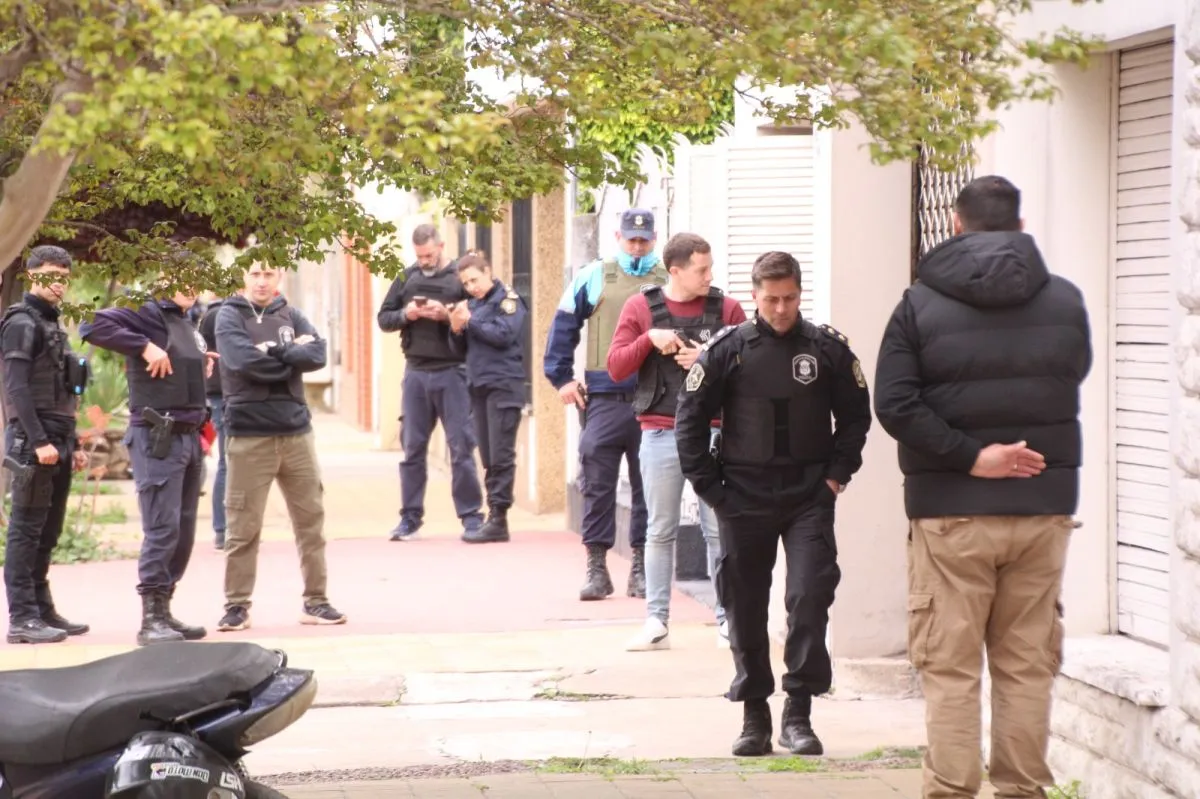 Bolívar: dictaron la detención del joven que se atrincheró armado en la casa de su ex