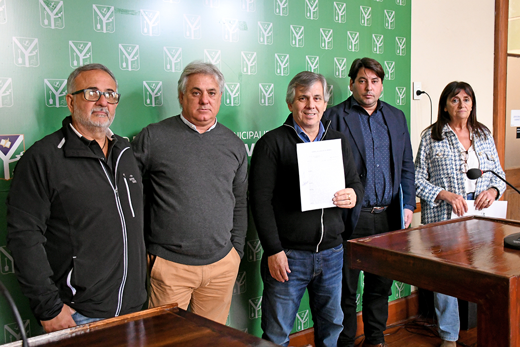Firmaron un nuevo contrato para concretar la construcción de una playa de estacionamiento