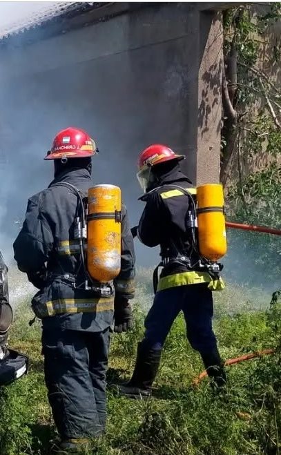 Jornada de intensa actividad para los Bomberos Voluntarios: un incendio de vivienda y un auto destruido