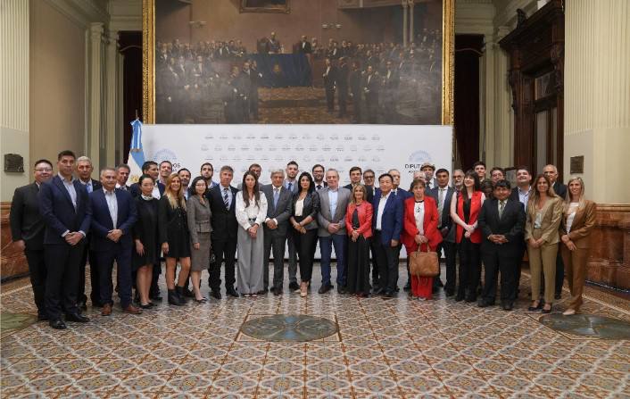 Falcone solicitó a las empresas presentes que “evaluaran invertir en infraestructura para el desarrollo de nuestro país, y en particular en la construcción de la Autovía de la RN5”