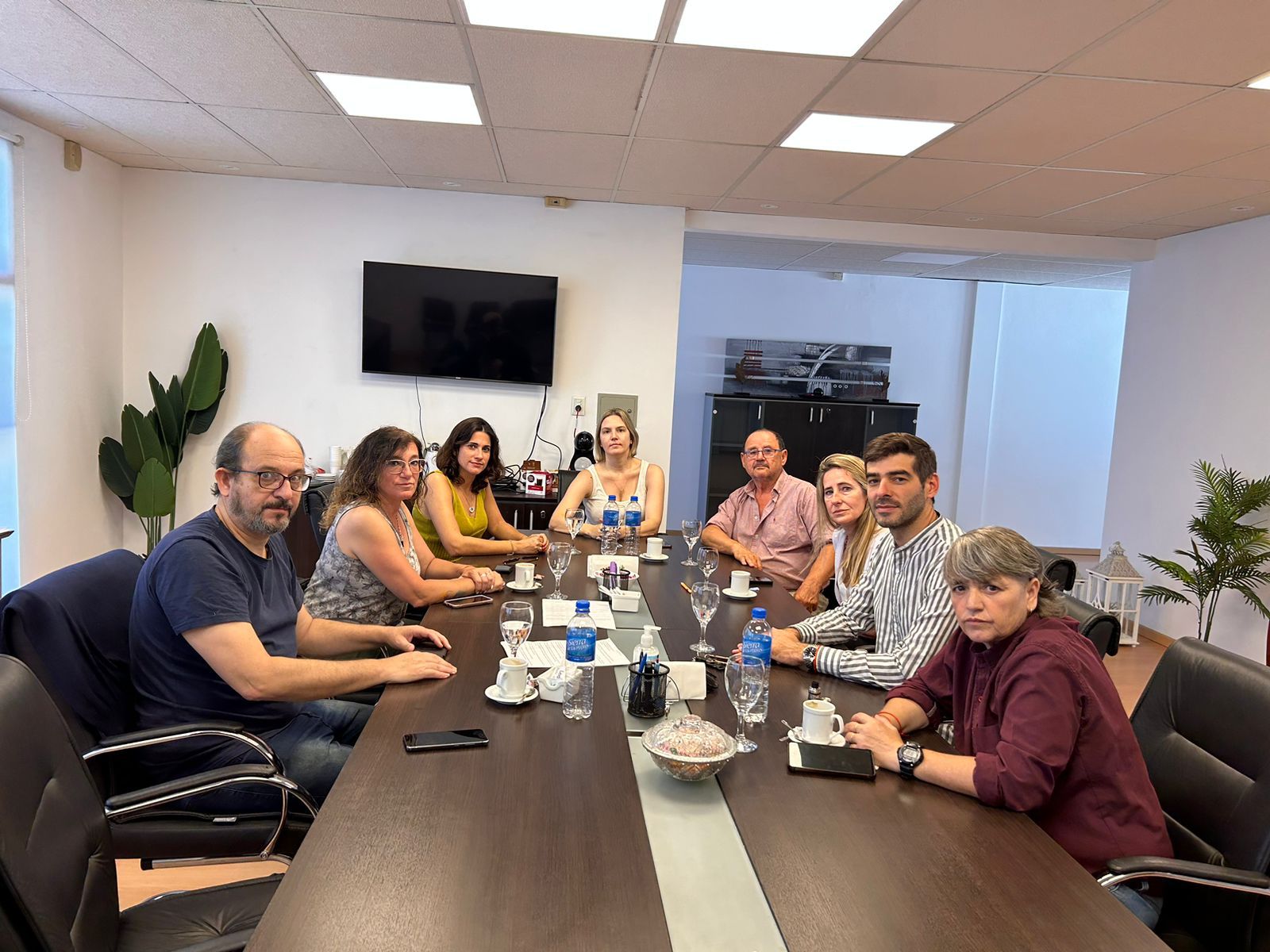 Alonso y concejales de Unión por la Patria evalúan con diferentes sectores las consecuencias de los DNU de Milei