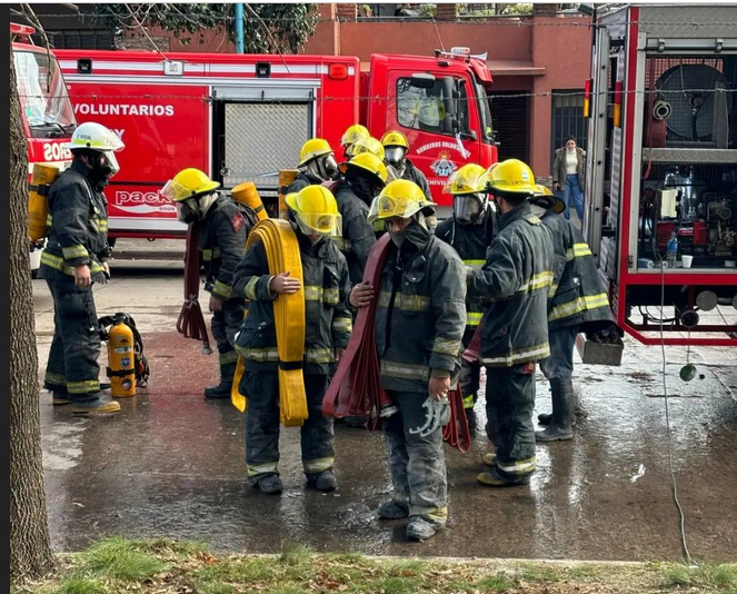Bomberos tuvieron que controlar el principio de incendio en una panadería y un siniestro ocurrido en una parrilla