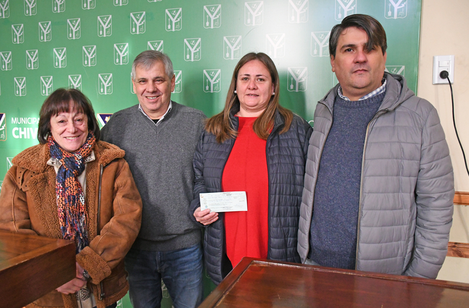 Entregaron un cheque por $1.663.000 para colaborar con la Escuela de Educación Secundaria N°6