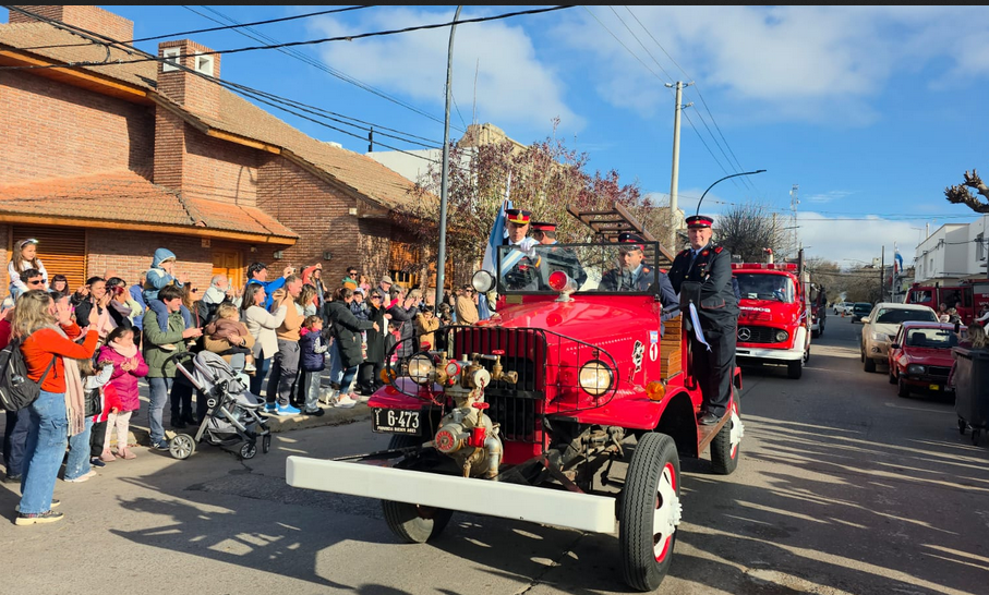 Los vecinos disfrutaron y acompañaron a los Bomberos en el desfile de unidades por los distintos barrios de nuestra ciudad.