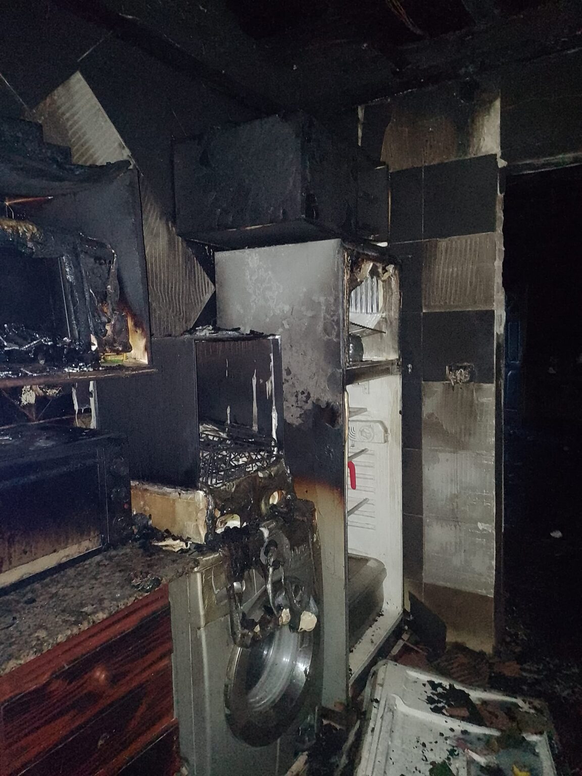 Incendio provocó daños materiales de importancia, pedido de ayuda para sus moradores.