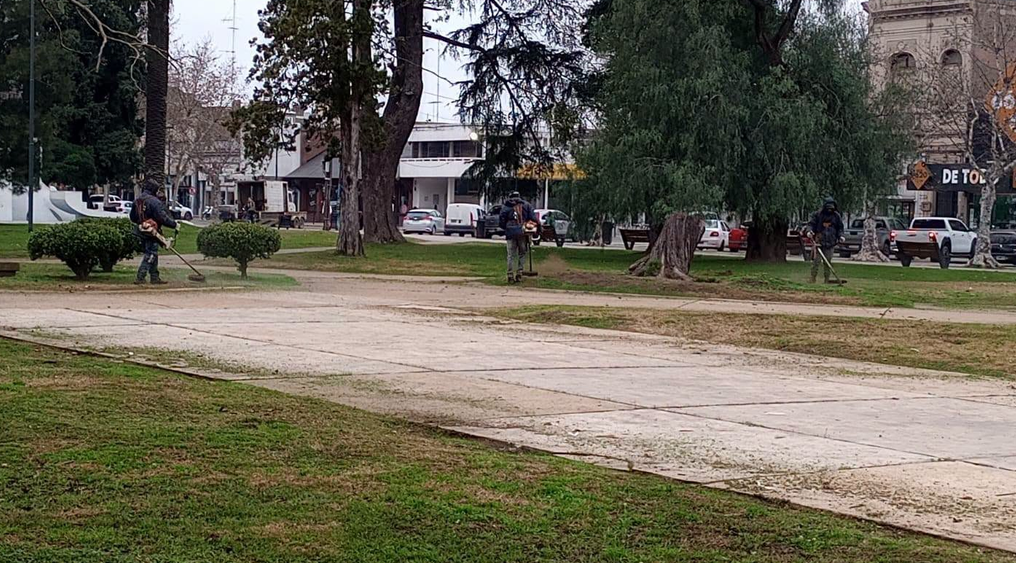 Continúan los trabajos de restauración y mantenimiento en plazas, bulevares y espacios públicos de Chivilcoy