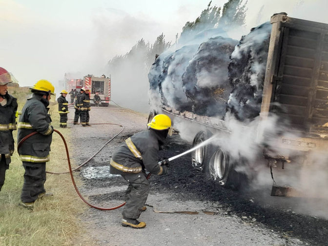 Cinco dotaciones trabajaron arduamente en el incendio de un camión que transportaba rollos de pasto