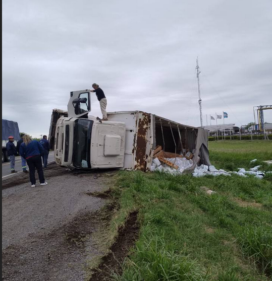Un camión despistó y volcó cuando circulaba por la Ruta Nacional Nº 5