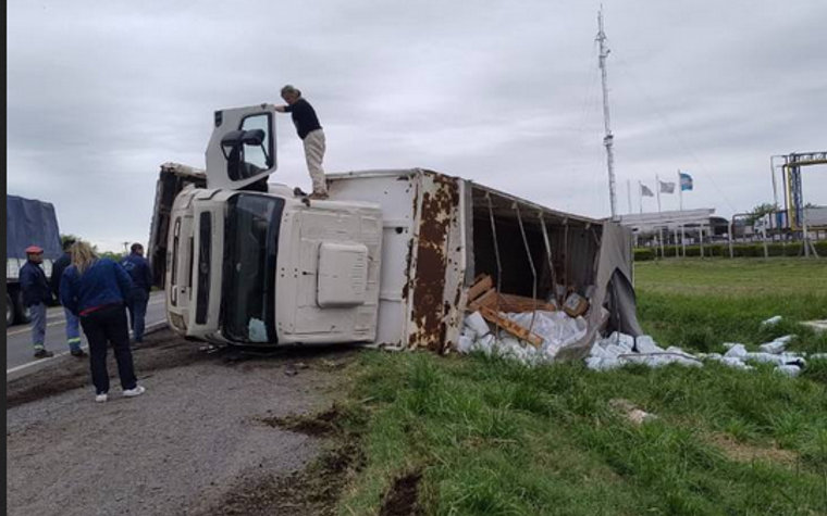 Un camión despistó y volcó cuando circulaba por la Ruta Nacional Nº 5