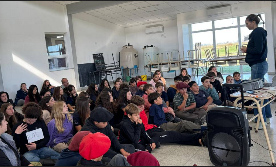 “La actividad pedagógica igualmente continúa y con los alumnos que no pueden venir estamos trabajando en un plan virtual pero la escuela agraria se hace en la práctica”