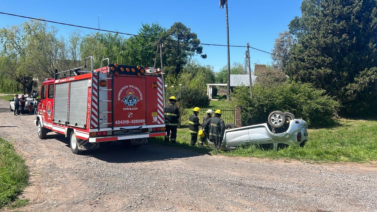 Despiste y vuelco de un automóvil en la avenida De Tomaso