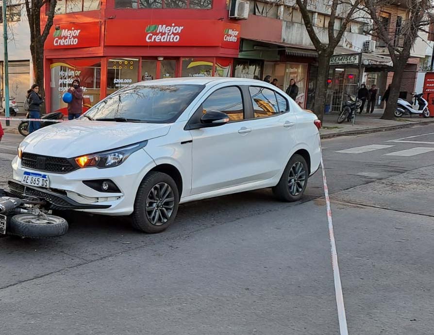 Un automóvil y una motocicleta colisionaron en Necochea e Hipólito Yrigoyen