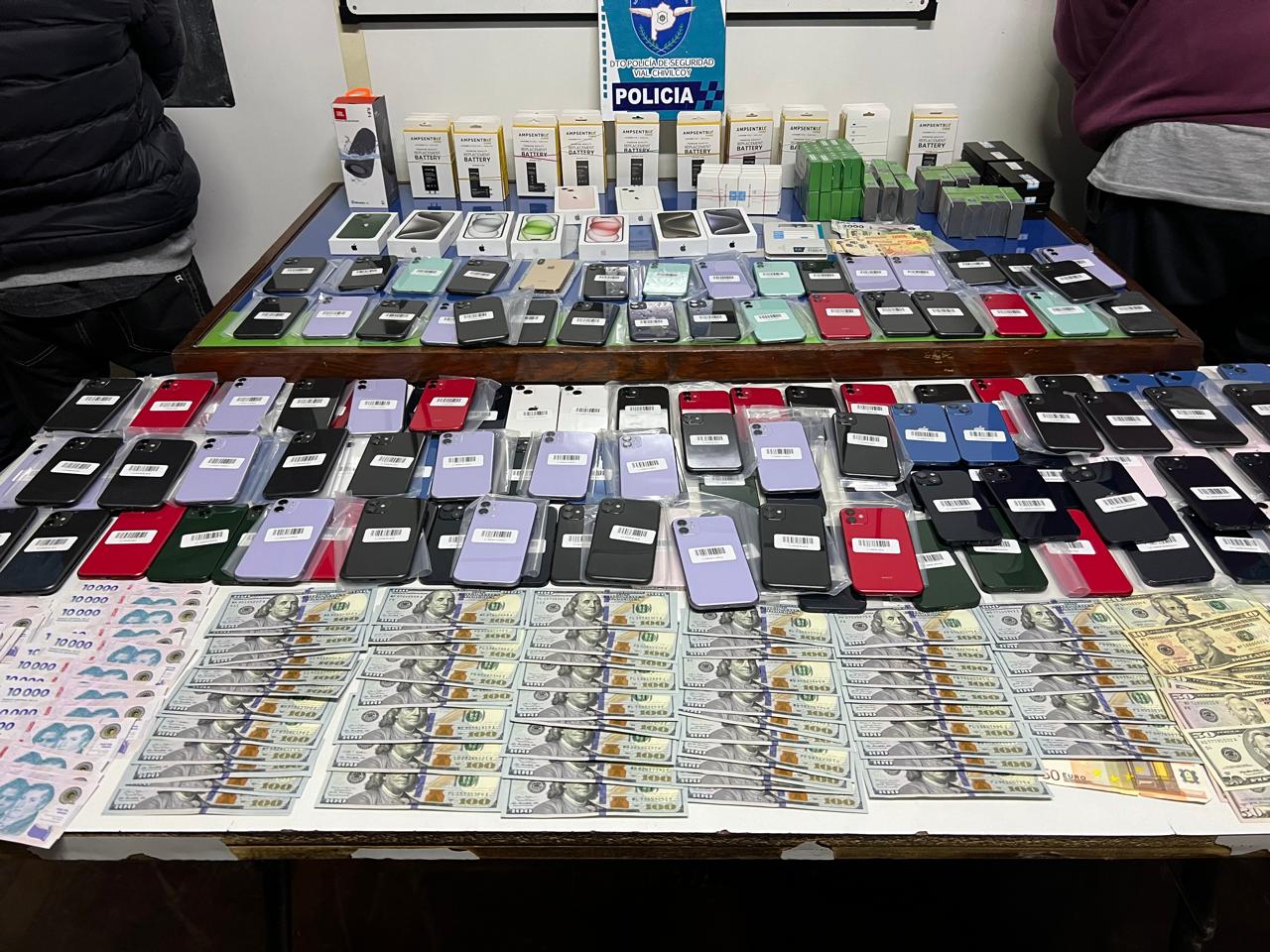 Dos personas fueron interceptadas con gran cantidad de telefonía celular, accesorios y una suma de dinero en dólares y pesos.