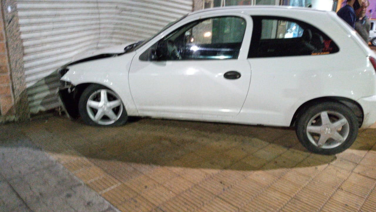 Test de alcoholemia positivo 
Conductor perdió el control de su automóvil y colisionó contra la pers