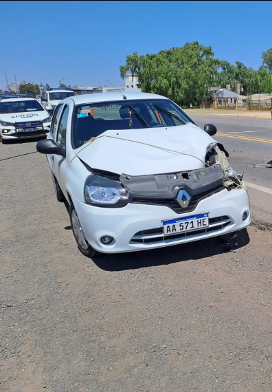 Colisión entre un automóvil y una camioneta en Ruta 5 y Acceso ‘Kirchner’