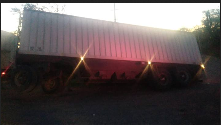 Un camión se quedó encajado en un camino rural