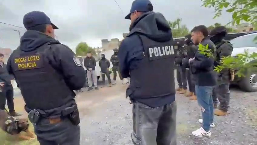 TRES hombres quedaron aprehendidos tras cuatro allanamientos por drogas