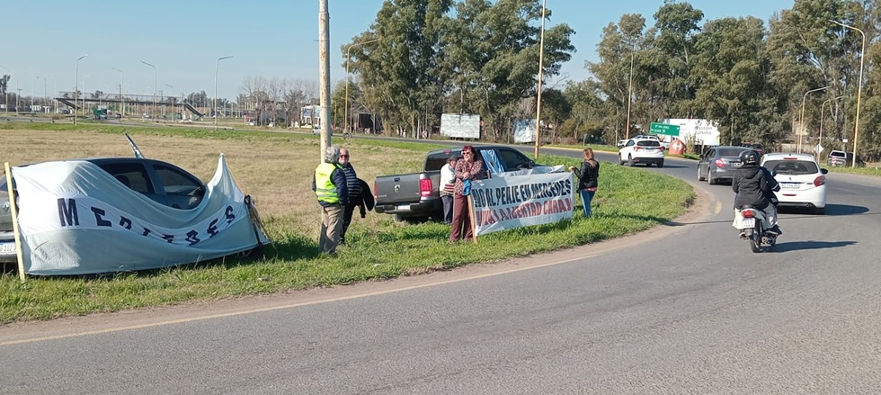 Vecinos autoconvocados realizaron un banderazo nacional por el mal estado de varias rutas.