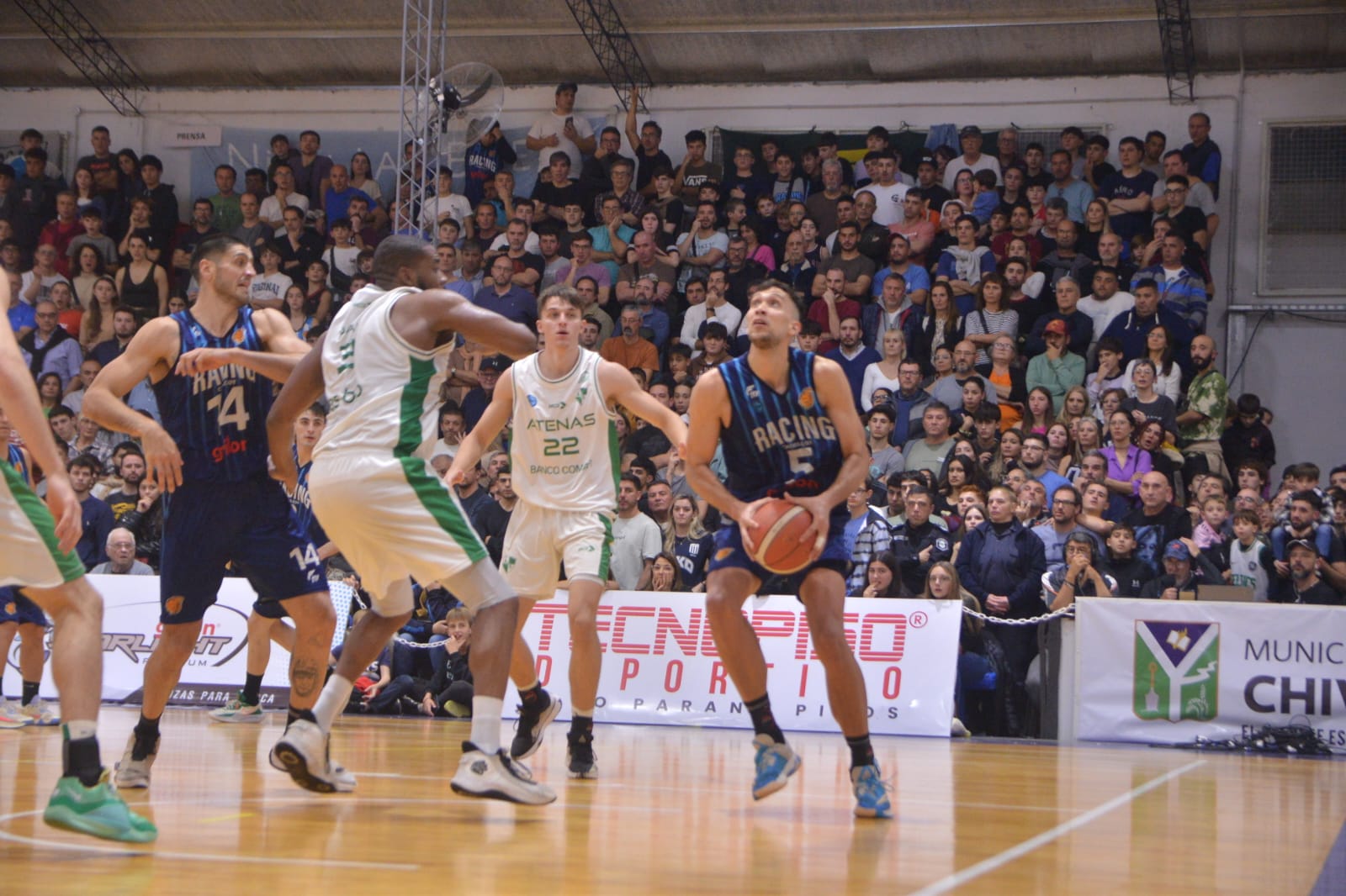Racing derrotó a Atenas, igualó la serie y el ascenso se definirá en Córdoba