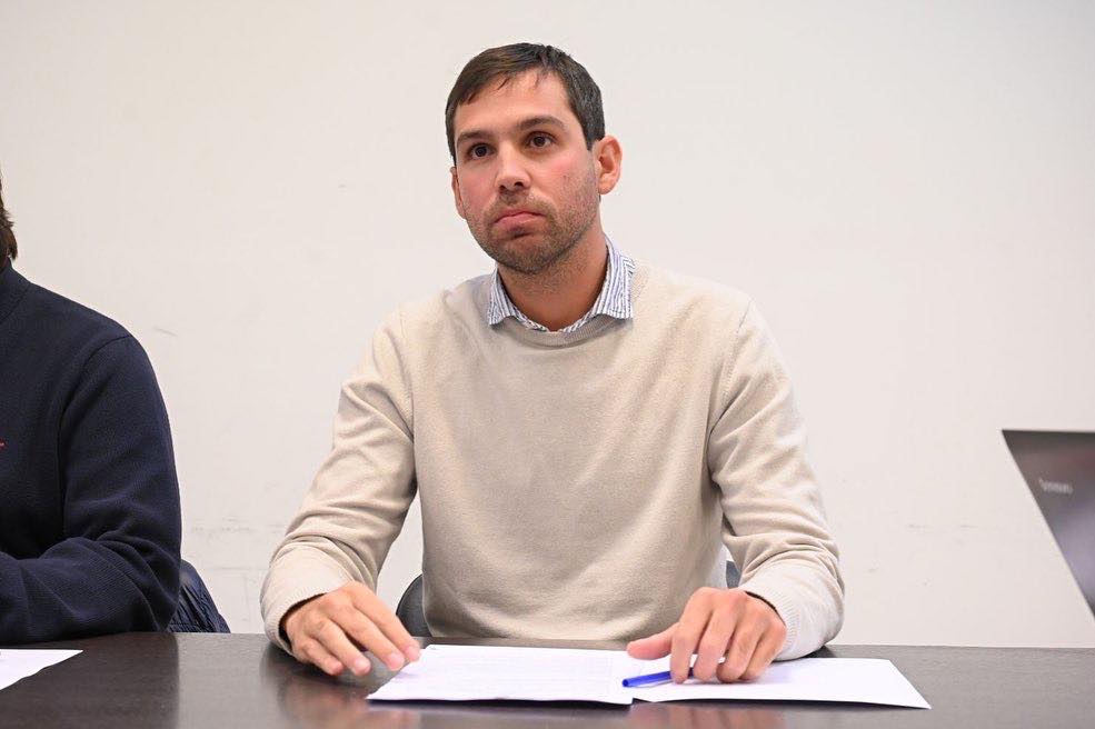 Estamos viviendo momentos muy difíciles para la política porque existe un divorcio de la agenda .