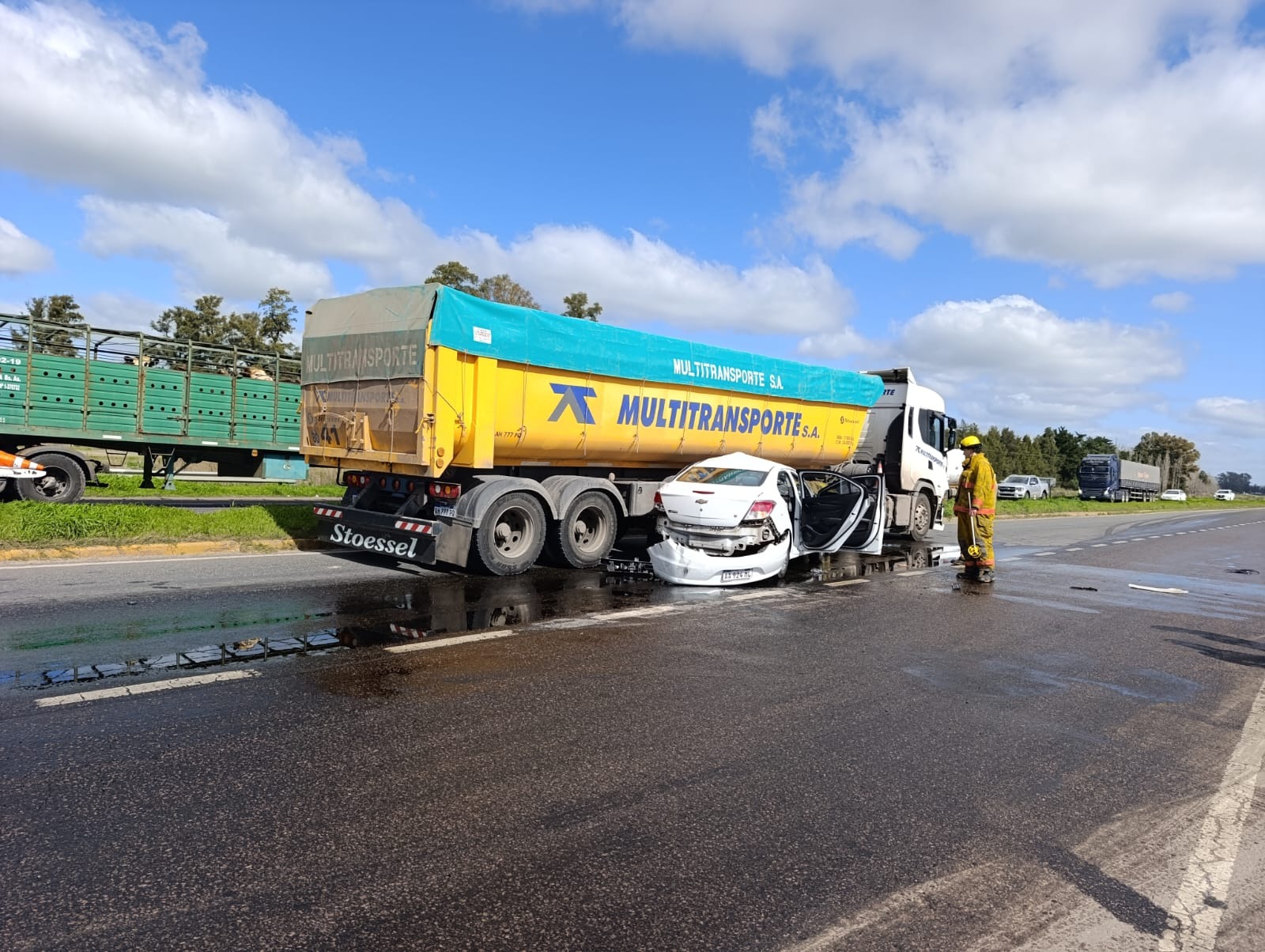 Grave choque entre auto y camión en Ruta 5 en Mercedes: tres heridos y demoras
