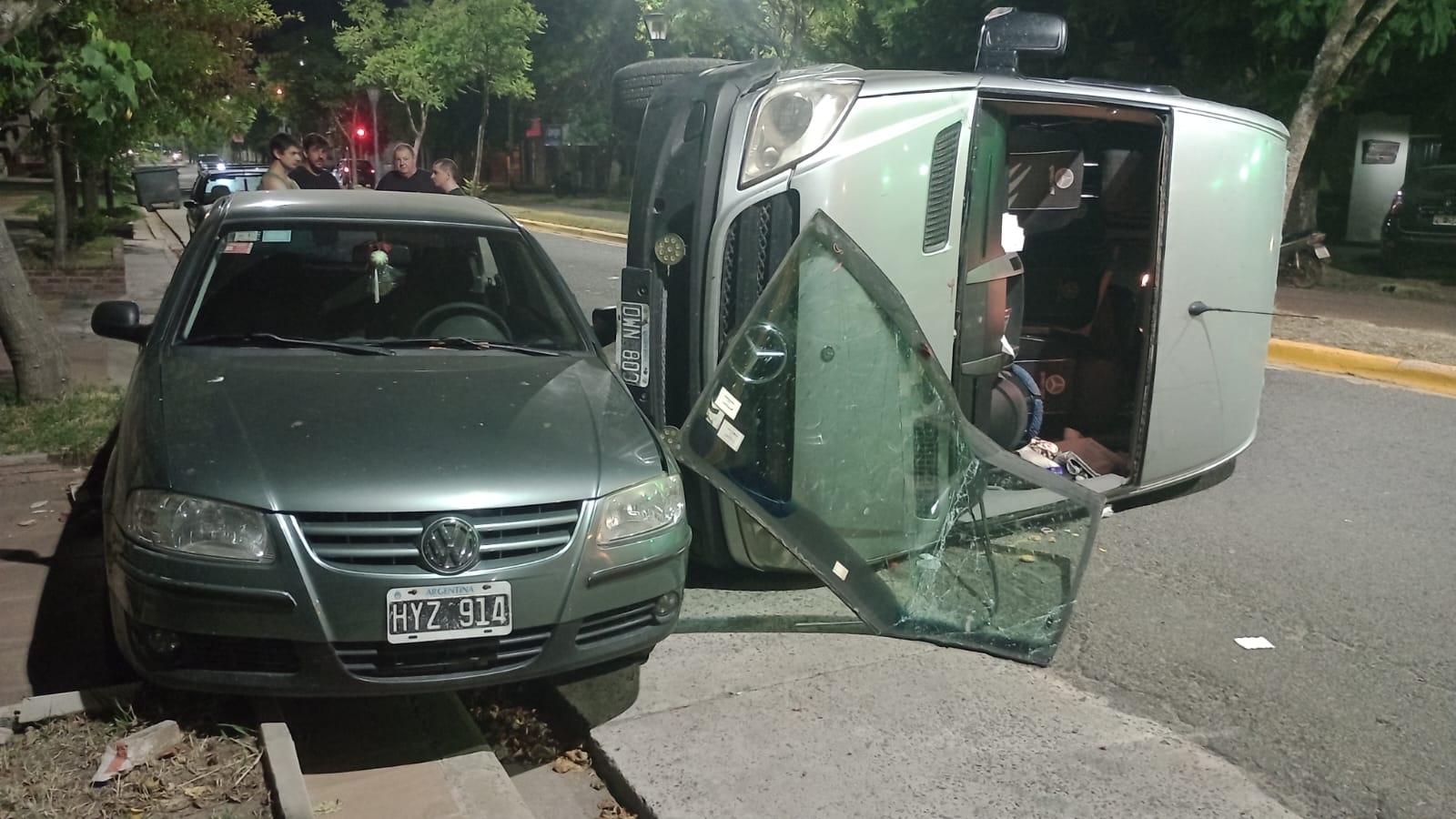Conductor pierde el control de su vehículo, impacta sobre el boulevard embistiendo a un automóvil